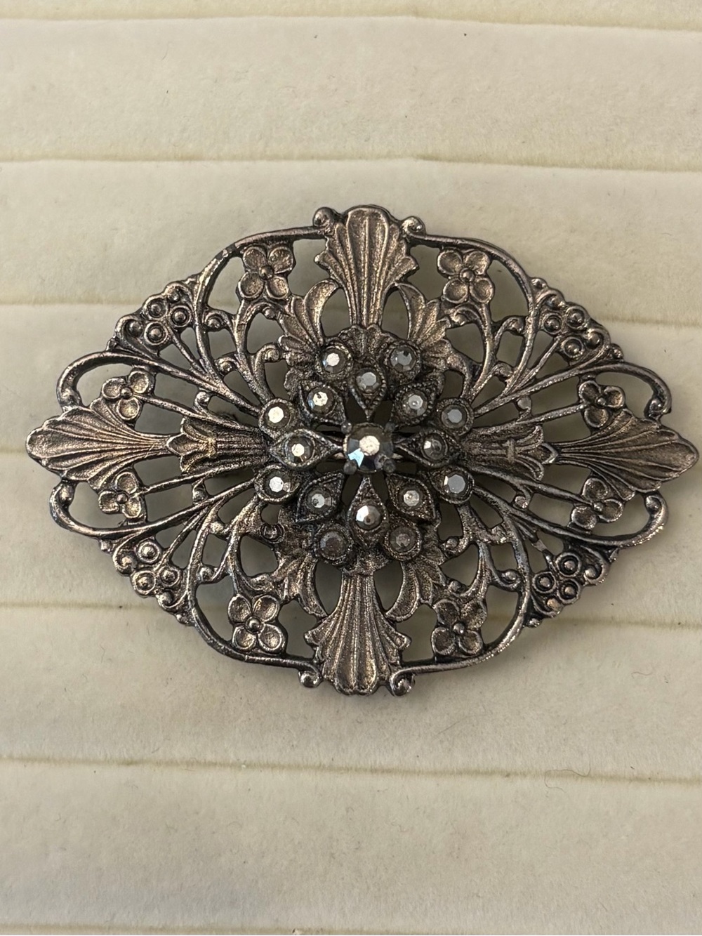 Vintage Ornate Silver Tone Filigree Brooch Openwork Oval‎ Center Stones Flower